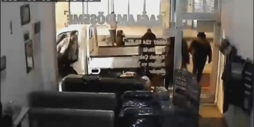 (ÖZEL) BURSA'DA HIZLA İLERLEYEN MİNİBÜS 2 KİŞİYE ÇARPTI, KAZA ANI KAMERALARA YANSIDI