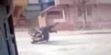 MOTOSİKLETİN YAYAYA ÇARPTIĞI KAZADA 2 KİŞİ YARALANDI, O ANLAR KAMERADA