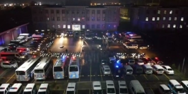 TORBACILAR ÇATIDAN KAÇTI... GARDIROPTA YAKALANDI... BURSA'DA NEFES KESEN "ŞİMŞEK" OPERASYONU: 60 GÖZALTI, 41 TUTUKLU, 2 EV HAPSİ, 17 ADLİ KONTROL İÇİŞLERİ BAKANI ALİ YERLİKAYA'NIN DUYURDUĞU BURSA'DAKİ ŞİMŞEK OPERASYONUNDAN NEFES KESEN GÖRÜNTÜLER BURSA İL EMNİYET MÜDÜRÜ DR. SABİT AKIN ZAİMOĞLU: "BURSA'YI KAN EMİCİ VAMPİRLERDEN TEMİZLEYECEĞİMİZE ANT İÇTİK, YEMİN ETTİK"