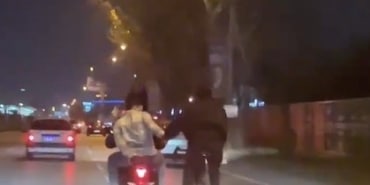 MOTOSİKLET İLE BİSİKLETİ ÇEKTİ...TEHLİKELİ ANLAR KAMERADA TRAFİKTE MOTOSİKLETTEKİ ARKADAŞINA TUTUNAN BİSİKLETLİ ÖLÜMLE DANS ETTİ