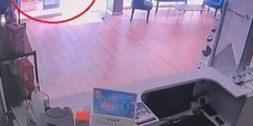 ELİNİ GAZ PEDALINDA UNUTTU, DÜKKANA DALDI...