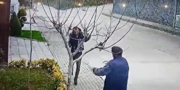 ULUDAĞ'IN ETEKLERİNDEKİ VİLLADA DEHŞET ANLARI...BİR KİŞİ ÖLDÜ, YARALI BAHÇIVAN ALEVLER İÇİNDE BÖYLE VİLLADAN ÇIKTI ULUDAĞ'IN ETEKLERİNDEKİ İNKAYA MAHALLESİ'NDE SAHİBİNİN YURT DIŞINDA OLDUĞU ÖĞRENİLEN VİLLADA YANGIN ÇIKTI, BİR KİŞİ ÖLDÜ BİR KİŞİ AĞIR YARALANDI VİLLADAN SAĞ ÇIKAN BAHÇIVAN KIYAFETLİ KİŞİNİN ALEVLER İÇİNDEKİ HALİ VE KOMŞULARIN MÜDAHALE ANLARI KAMERAYA YANSIDI