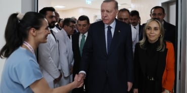 CUMHURBAŞKANI ERDOĞAN: "ARTIK AMACIMIZ GELİŞMİŞ ÜLKELERE YETİŞMEK DEĞİL, ONLARIN EN ÖN SIRALARINDA YERİMİZİ ALMAK" "GENÇLERİMİZE, SİYASETİYLE, EKONOMİSİYLE, SAVUNMASIYLA HER ALANDA İFTİHAR EDECEĞİMİZ BİR ÜLKE BIRAKMAK İSTİYORUZ" "BİZİM HASTANELERİMİZ KADAR MODERN, BİZİM OKULLARIMIZ KADAR YENİ,  BİZİM YOLLARIMIZ KADAR KONFORLU, BİZİM HAVALİMANLARIMIZ KADAR FERAH ESERLERİ DÜNYADA ZOR BULURSUNUZ" "SAĞLIKTA, ULAŞTIRMADA, ENERJİDE, SAVUNMA SANAYİDE, TURİZMDE, DİĞER ALANLARDA HAYATA GEÇİRİLE HAYIRLI PROJELERİ TAKDİR ETMEK KİMSEYİ KÜÇÜLTMEZ" "SAĞLIKTA ESKİ TÜRKİYE MANZARALARINI YAŞI 35 İLE 40 ÜZERİNDE OLANLAR İYİ BİLİR. HER BAKIMDAN TEL TEL DÖKÜLEN HASTANELERİ HATIRLAYIN. HASTANELERDE REHİN KALAN VATANDAŞLARIMIZI HATIRLAYIN" "DOKTOR BULMANIN, İLACI TEMİN ETMENİN AYRI DERT OLDUĞU O ÇARPIK SİSTEMİ HATIRLAYIN. SAĞLAM GİRENİN BİLE HASTA ÇIKTIĞI O KÖHNE DÜZENİ DEĞİŞTİRMEK İÇİN ÇOK ÇALIŞTIK"
