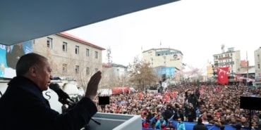 CUMHURBAŞKANI ERDOĞAN, AĞRI MİTİNGİNDE KONUŞTU: "BAŞKA AĞRI YOK, BAŞKA TÜRKİYE YOK" "SIRTINI ÖRGÜTE DAYAYAN SİYASİ TEMSİLCİLER İSTANBUL'DA VE BAŞKA YERLERDE KİRLİ PAZARLIKLARLA KENDİ İKBALLERİNİ KOTARMANIN PEŞİNDELER" "İNŞALLAH RAMAZAN BAYRAMI GELMEDEN 31 MART'TA MİLLİ İRADE BAYRAMINI YAŞAYACAĞIZ" "YİNE BİRİLERİ ÇIKMIŞ, TEK PARTİ FAŞİZMİNİ HORTLATMAK İÇİN CAN ATAN CHP'YLE BİR OLUP SİZLERİN İRADESİNE İPOTEK KOYMAYA ÇALIŞIYOR" "DERDİ TERÖR ÖRGÜTÜNE PAYANDALIK ETMEK OLANIN HAYALİ DE O KADAR OLUR"