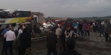 MERSİN'DE ZİNCİRLEME KAZA: ÖLÜ VE YARALILAR VAR