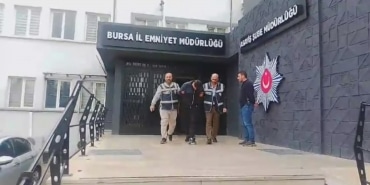 POLİS EKİPLERİNDEN ASIRLIK OPERASYON... 98 YIL HAPİS CEZASIYLA ARANIYORDU BURSA'DA BİRİSİ 98, DİĞERİ 25 YILDAN ARANAN 2 ŞÜPHELİ YAKALANDI