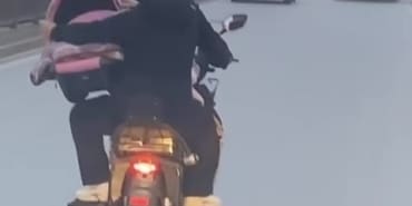 MOTOSİKLET ÜZERİNDE BEBEĞİ PUSETİYLE TAŞIDI