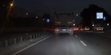BURSA'DA TIR MAKAS ATTI, OTOMOBİLLERE YOL VERMEDİ