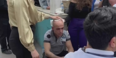 HEM BEDAVA BİNMEYE ÇALIŞTILAR HEM DE GÜVENLİKÇİYİ DÖVDÜLER...VATANDAŞLAR ÇİLEDEN ÇIKTI METROYA BEDAVA BİNMEK İSTEDİLER, ENGEL OLAN ÖZEL GÜVENLİKÇİNİN BAŞINDA ŞİŞE KIRDILAR TURNİKEDEN ATLAYARAK GEÇMEYE ÇALIŞAN GENÇLER, ENGEL OLAN GÜVENLİK GÖREVLİSİNİ DARP ETTİ POLİSİN GÖZALTINA ALDIĞI YABANCI UYRUKLU KİŞİLER, ÖFKELİ VATANDAŞLARCA LİNÇ EDİLMEK İSTENDİ