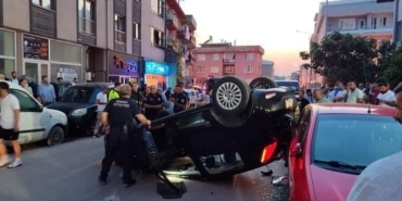 PARK HALİNDEKİ OTOMOBİLE ÇARPIP BÖYLE TAKLA ATTI SÜRÜCÜNÜN SIKIŞTIĞI KAZA ANI KAMERADA