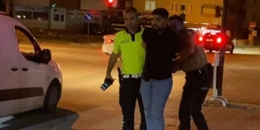 DUR İHTARINA UYMADI, MOTOSİKLETİ BIRAKIP KAÇTI KAÇAN SÜRÜCÜ KOVALAMA SONUCU YAKALANDI