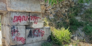 BURSA'DA 2 BİN YILLIK TARİHİ SURLARA SPREY BOYA İLE YAZI YAZDILAR