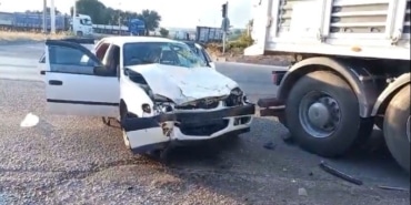 OTOMOBİL KAVŞAKTA TIRA ÇARPTI