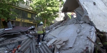 KÜÇÜKÇEKMECE'DE 3 KATLI BİNA ÇÖKTÜ: ENKAZ ALTINDAKİ YARALILARI KURTARMA ÇALIŞMALARI DEVAM EDİYOR