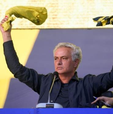 JOSE MOURİNHO RESMEN FENERBAHÇE'DE ALİ KOÇ: "DÜNYA TARİHİNİN GÖRDÜĞÜ EN İYİ İLK 5 HOCADAN BİR TANESİ" ÜLKER STADYUMU'NDA TARAFTARA AÇIK İMZA TÖRENİ DÜZENLENDİ JOSE MOURİNHO: "ASIL ÖNEMLİ OLAN FENERBAHÇE"