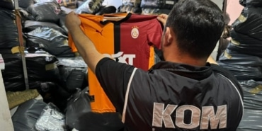 İSTANBUL'DA 4 BÜYÜK KULÜBE AİT 180 BİN KAÇAK FORMA ELE GEÇİRİLDİ