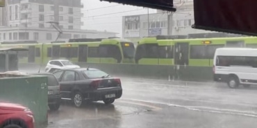 BURSA SAĞANAK YAĞIŞA TESLİM OLDU ARAÇLAR YOLDA İLERLEMEKTE GÜÇLÜK ÇEKERKEN HAZIRLIKSIZ YAKALANANLAR SAÇAK ALTLARINA SIĞINDI