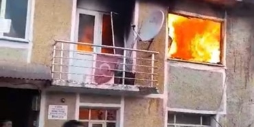 ALEV ALEV YANAN EVDE MAHSUR KALAN YAŞLI KADINI KOMŞULARI KURTARDI 2 KATLI EVİN ÜST KATI ALEV TOPUNA DÖNDÜ
