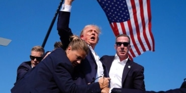 ABD ESKİ BAŞKANI TRUMP'A MİTİNGDE KONUŞMA YAPTIĞI SIRADA SUİKAST GİRİŞİMİ