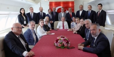 CUMHURBAŞKANI ERDOĞAN: "SAYIN MİÇOTAKİS'İN BU BAKANINA HADDİNİ BİLDİRMESİ LAZIM" CUMHURBAŞKANI RECEP TAYYİP ERDOĞAN KKTC ZİYARETİ DÖNÜŞTÜ UÇAKTA GAZETECİLERE AÇIKLAMALARDA BULUNDU CUMHURBAŞKANI ERDOĞAN: "KIBRIS TÜRK HALKINI AZINLIK OLARAK GÖSTERMEYE KİMSENİN GÜCÜ YETMEZ" "KUZEY KIBRIS'IN ULUSLARARASI ALANDA MARUZ KALDIĞI HAKSIZ İZOLASYONUN KALDIRILMASI İÇİN DE GAYRETLERİMİZ SÜRÜYOR" "SAYIN MİÇOTAKİS'İN BU BAKANINA HADDİNİ BİLDİRMESİ LAZIM" "ONLAR ASKERİ ÜS YAPIYOR, BİZ SİYASİ ÜS YAPIYORUZ. GEREKİRSE KUZEY'DE DENİZ ÜSSÜ YAPARIZ" "BATI ÜLKELERİ BİZDEN İNSANSIZ HAVA ARACI SİPARİŞİ VERİYOR" "TERÖR MESELESİNİ KÖKÜNDEN BİTİRECEĞİZ" "İSRAİL DURDURULMALIDIR, BUNU SAĞLAMAK HEPİMİZİN GÖREVİDİR" "BU ZULMÜ SONA ERDİRMEK İÇİN ABD YÖNETİMİNİN İSRAİL'E BASKI YAPMASI ŞART" "EMEKLİMİZİN DAİMA YANINDAYIZ"