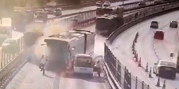 KÜÇÜKÇEKMECE'DEKİ METROBÜS KAZASININ YENİ GÖRÜNTÜSÜ ORTAYA ÇIKTI