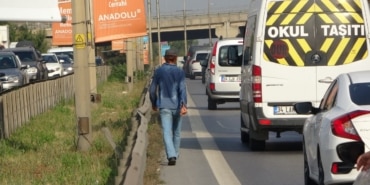E-5 KARAYOLUNDA HER GÜN KİLOMETRELERCE YÜRÜYEN ADAM MERAK UYANDIRDI YILLARDIR E-5 KARAYOLUNDA YÜRÜYEN ADAMIN HAYAT HİKAYESİ YÜREK BURKTU