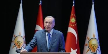 CUMHURBAŞKANI ERDOĞAN: "ÖZGÜRLÜK OLARAK PAZARLAYAN BİR DİJİTAL FAŞİZMLE KARŞI KARŞIYAYIZ" "MAZLUMLARIN, ACILARI ÜZERİNDE SEVİNÇ ÇIĞLIKLARI ATAN VİCDAN FUKARALARINI NE TARİH NE DE ÇOCUKLARI AFFEDECEK" "40 BİN İNSANIN ÖLÜMÜNDEN SORUMLU OLANLARDAN HESAP SORMAYIP BİR DE ONLARI KIRMIZI HALIYLA KARŞILAMAK AÇIK SÖYLÜYORUM VİCDANSIZLIKTAN ÖTE BASİRETSİZLİKTİR" "MESELE TÜRKİYE OLUNCA ASLAN KESİLEN NE KADAR BATILI KURUM VE KURULUŞ VARSA 40 BİN İNSAN KATLEDEN İSRAİL KARŞISINDA SÜT DÖKMÜŞ KEDİYE DÖNDÜ" "SOSYAL MEDYA ŞİRKETLERİ BU ALANDAKİ TEKEL KONUMLARINI, DÜNYADA HAK VE ÖZGÜRLÜKLERİ DESTEKLEMEK İÇİN DEĞİL BİLAKİS SİYASET VE TOPLUM MÜHENDİSLİĞİ PROJELERİNİ HAYATA GEÇİRMEK İÇİN KULLANMAKTADIR"