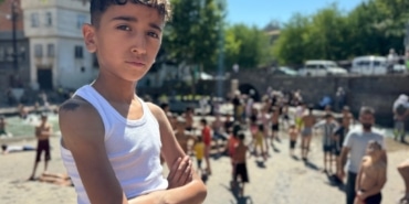 "ABE SICAKTIR" DEDİ, MİLYONLARIN SOSYAL MEDYADA YAZ İÇERİĞİ OLDU İHA MUHABİRİNİN ÇEKTİĞİ O HABER SOSYAL MEDYADA VİRAL OLDU: ÇOCUK TEKRAR KONUŞTU