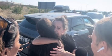 DİLAN POLAT, TAHLİYE EDİLDİ MİNİBÜSTEN İNDİ, ABLASINA VE KIZINA SARILIP AĞLADI