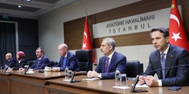 CUMHURBAŞKANI ERDOĞAN: "İSRAİL DEVLET GİBİ DEĞİL, BİR TERÖR ÖRGÜTÜ GİBİ SALDIRILAR DÜZENLİYOR" "İNSANLIĞIN KAYBEDECEK BİR GÜNÜ DAHİ KALMAMIŞTIR" "DAHA KAPSAYICI, ADİL VE ETKİLİ BİR YAPILANMAYA DUYULAN GEREKLİLİĞİN ALTINI ÇİZECEĞİZ" "BEŞAR ESAD İLE GÖRÜŞME İRADEMİZİ DE ORTAYA KOYDUK, BİZ ŞİMDİ KARŞI TARAFTAN CEVAP BEKLİYORUZ" "LÜBNAN'DA DÜZENLENEN SALDIRI MİLLİ TEKNOLOJİLERİN SADECE SAVUNMA SANAYİ ALANINDA DEĞİL, ÇOK DAHA GENİŞ BİR ÇERÇEVEDE NE KADAR ÖNEMLİ OLDUĞUNU ORTAYA KOYMUŞTUR" "BİZ DE TABİİ BU GELİŞMELER KARŞISINDA ÇOK DAHA FARKLI TEDBİRLER ALMAK SURETİYLE ŞU ANDA BÜTÜN İMKANLARIMIZI SEFERBER ETMİŞ DURUMDAYIZ" "BİDEN İLE HENÜZ PLANLADIĞIMIZ BİR İKİLİ GÖRÜŞMEMİZ YOK" "İSRAİL HÜKÜMETİ GAZZE'Yİ BİR NEVİ NAZİ İMHA KAMPINA ÇEVİRDİ"