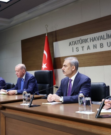 CUMHURBAŞKANI ERDOĞAN: "İSRAİL DEVLET GİBİ DEĞİL, BİR TERÖR ÖRGÜTÜ GİBİ SALDIRILAR DÜZENLİYOR" "İNSANLIĞIN KAYBEDECEK BİR GÜNÜ DAHİ KALMAMIŞTIR" "DAHA KAPSAYICI, ADİL VE ETKİLİ BİR YAPILANMAYA DUYULAN GEREKLİLİĞİN ALTINI ÇİZECEĞİZ" "BEŞAR ESAD İLE GÖRÜŞME İRADEMİZİ DE ORTAYA KOYDUK, BİZ ŞİMDİ KARŞI TARAFTAN CEVAP BEKLİYORUZ" "LÜBNAN'DA DÜZENLENEN SALDIRI MİLLİ TEKNOLOJİLERİN SADECE SAVUNMA SANAYİ ALANINDA DEĞİL, ÇOK DAHA GENİŞ BİR ÇERÇEVEDE NE KADAR ÖNEMLİ OLDUĞUNU ORTAYA KOYMUŞTUR" "BİZ DE TABİİ BU GELİŞMELER KARŞISINDA ÇOK DAHA FARKLI TEDBİRLER ALMAK SURETİYLE ŞU ANDA BÜTÜN İMKANLARIMIZI SEFERBER ETMİŞ DURUMDAYIZ" "BİDEN İLE HENÜZ PLANLADIĞIMIZ BİR İKİLİ GÖRÜŞMEMİZ YOK" "İSRAİL HÜKÜMETİ GAZZE'Yİ BİR NEVİ NAZİ İMHA KAMPINA ÇEVİRDİ"