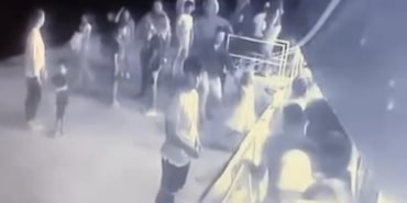 BURSA'DA İSKELE İLE GEMİ ARASINDAKİ BOŞLUĞU FARK EDEMEYEN KIZ ÇOCUĞU DENİZE DÜŞTÜ... O ANLAR KAMERADA BURSA'DA GEMİDEN DÜŞEN KÜÇÜK KIZ İÇİN SEFERBER OLUP BÖYLE KURTARDILAR VATANDAŞLAR ELBİRLİĞİYLE BABA-KIZI DÜŞTÜĞÜ DENİZDEN KURTARDI