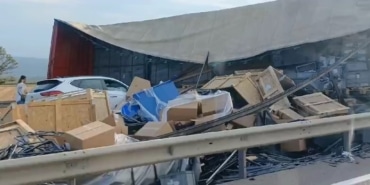 KAZA YAPAN TIRDAN YOLA SAÇILAN MALZEMELER YOLU KAPATTI