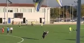 MAÇIN OYNANDIĞI SAHAYA PARAŞÜTLE İNİŞ YAPTI FUTBOLCU VE TARAFTARLAR AYAKTA ALKIŞLADI