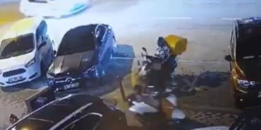 41 SUÇ KAYDI OLAN ŞÜPHELİ, ÇALDIĞI BİSİKLETLE GELİP MOTOSİKLET ÇALDI POLİS, O ŞÜPHELİYİ HIRSIZLIK YAPTIĞI KÖPEĞİYLE YAKALADI