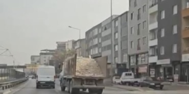 MOLOZ YÜKLÜ TEHLİKE SAÇAN KAMYON SÜRÜCÜSÜNE CEZA YAĞDI