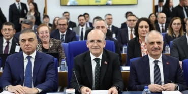 BAKAN ŞİMŞEK: "2023 YILINDA YASA DIŞI BAHİSLE İLGİLİ 644 MİLYON LİRAYI BLOKE ETTİK" HAZİNE VE MALİYE BAKANI MEHMET ŞİMŞEK: "ÜLKEMİZDE VERGİ YÜKÜNÜN YÜKSEK OLDUĞU ALGISI GERÇEĞİ YANSITMIYOR" "SWAP HARİÇ NET REZERVLERİMİZ 106 MİLYAR DOLAR ARTMIŞTIR" "ENFLASYON BEKLENTİLERİNİN SON İKİ BUÇUK YILIN EN DÜŞÜK SEVİYESİNE GERİLEMESİ OLUMLU GİDİŞATA İŞARET EDİYOR" "TASARRUF TEDBİRLERİ KAPSAMINDA 145 KAMU KURUM VE KURULUŞUNDA DENETİM YAPILDI"