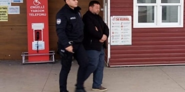 EŞİNİ ÇEKİÇLE AĞIR YARALADI SERBEST KALDI CANİ KOCA EŞİNİN BAŞINA ÇEKİÇLE VURDU