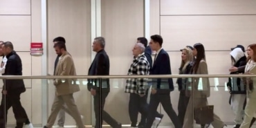 İSTANBUL'DAKİ YASA DIŞI BAHİS OPERASYONUNDA GÖZALTINA ALINAN ÜNLÜLER ADLİYEYE GETİRİLDİ ARALARINDA MEHMET ALİ ERBİL VE SERDAR ORTAÇ'IN DA BULUNDUĞU 16 ŞÜPHELİ ADLİYEYE GETİRİLDİ