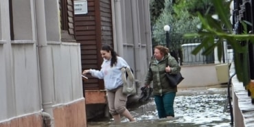 ANTALYA'DA ÜNLÜ TURİZM MERKEZİ SULAR ALTINDA BELEK'TE YOLLAR GÖLE DÖNDÜ, ARALAR YOLLARDA MAHSUR KALDI, VATANDAŞLAR EVLERİNE GİRMEKTE GÜÇLÜK ÇEKTİ MEHMET AKDEMİR: "GECEDEN BU YANA ARALIKSIZ YAĞDI, HİÇ DURMADI, BU DURMUŞ HALİ"