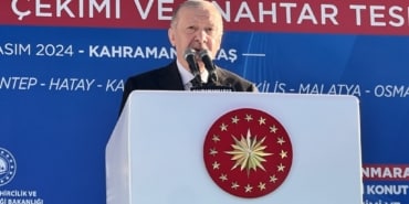 CUMHURBAŞKANI ERDOĞAN'DAN ÖZGÜR ÖZEL'İN SÖZLERİNE SERT TEPKİ DEPREM BÖLGELERİNDE 155 BİNİNCİ KONUTUN ANAHTARI HAK SAHİBİNE TESLİM EDİLDİ CUMHURBAŞKANI RECEP TAYYİP ERDOĞAN: "GÖREVDEN EL ÇEKTİRİLEN ŞAHSIN KAPISINDA 24 SAAT NÖBET TUTMAK DIŞINDA HANGİ İCRAATINIZ OLDU" "6 ŞUBAT'TAN BU YANA DEPREM TURİSTLİĞİ DIŞINDA HANGİ İŞİ BİTİRDİNİZ" "BEDAVA KONUTLARI VEREBİLİYORSANIZ, BELEDİYELERİNİZ ARACILIĞIYLA YAPIN"