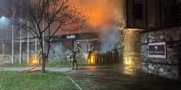 BURSA'DA 2 KATLI OTELİN ÇATISINDA YANGIN: ALEVLER GECEYİ AYDINLATTI