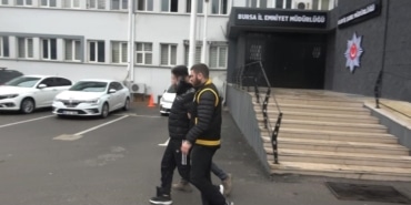 BURSA'DA TABANCAYLA DEHŞET SAÇMIŞTI: 3 KİŞİNİN YARALANDIĞI KAVGA ANI KAMERAYA YANSIDI 3 KİŞİYİ YARALAYAN GENCİN BABASI 'OĞLUNUN EYLEMİNE İŞTİRAK ETTİĞİ' İÇİN İLK DURUŞMADA TUTUKLANDI 128 GÜN SONRA SAHTE KİMLİKLE YAKALANDI