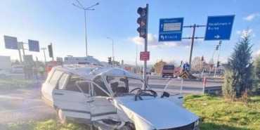 BURSA'DA KIRMIZI IŞIK İHLALİ 1 KİŞİNİN ÖLDÜĞÜ KAZA ANI KAMERADA FECİ KAZANIN GÜVENLİK KAMERASI ORTAYA ÇIKTI YÜZDE 89 KUSURLU SAYILDI SERBEST KALDI