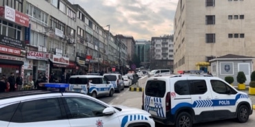 EMEKLİ GÜVENLİK GÖREVLİSİ, DURUŞMA SALONUNU KANA BULADI OĞLUNUN FELÇ KALDIĞI SİLAHLI KAVGA OLAYININ DAVASININ GÖRÜLDÜĞÜ AĞIR CEZA SALONUNA SİLAH SOKAN EMEKLİ POLİS, OLAYIN SANIĞI 2 KİŞİYİ ÖLDÜRDÜ, 2 JANDARMA GÖREVLİSİNİ AĞIR YARALADI OLAYDAN SONRA GÖZALTINA ALINAN SALDIRGANIN SİLAHI ADLİYEYE FELÇLİ OĞLUNUN TEKERLEKLİ SANDALYESİNE ZULALAYIP SOKTUĞU ORTAYA ÇIKTI EĞLENCE MEKANINA ATEŞ EDİP KAÇMIŞTI, O OLAYDA YARALANIP FELÇ KALAN GARSONUN BABASI TARAFINDAN DURUŞMA SALONUNDA KENDİ BABASIYLA BİRLİKTE ÖLDÜRÜLDÜ