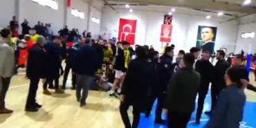 VOLEYBOLCULARA TARAFTARLAR SALDIRDI: 3 SPORCU YARALANDI
