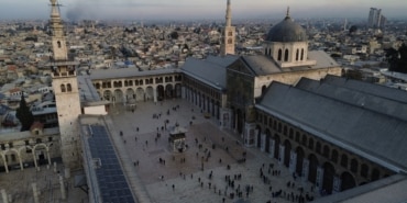 MEDENİYETLERE EV SAHİPLİĞİ YAPAN ŞAM'IN KALBİ EMEVİ CAMİİ SURİYE'DE ESAD REJİMİNİN DEVRİLMESİNİN ARDINDAN HALKIN AKIN ETTİĞİ EMEVİ CAMİİ'NİN TARİHİ MERAK UYANDIRDI "CAMİNİN MİNARELERİNDEN BİRİNE HAZRETİ İSA'NIN TEKRAR İNECEĞİ VE ORADAN BİR DİRİLİŞE VESİLE OLACAĞI KABUL GÖRMÜŞTÜR" ŞAM'IN SEMBOLÜ 1310 YILLIK EMEVİ CAMİİ TARİH BOYUNCA İHTİŞAMINI KORUDU
