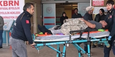 İNEGÖL'DE DEVRİLEN MİKSERİN SÜRÜCÜSÜ YARALANDI