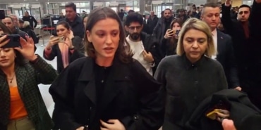 MENAJER AYŞE BARIM HAKKINDA SOSYAL MEDYADAKİ İDDİALARA YÖNELİK YÜRÜTÜLEN SORUŞTURMA KAPSAMINDA, OYUNCU SERENAY SARIKAYA TANIK SIFATIYLA İFADE VERMEK ÜZERE ADLİYEYE GELDİ.