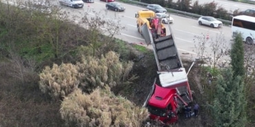 BURSA'DA KONTROLDEN ÇIKAN TIR REFÜJE UÇTU, OTOBAN KİTLENDİ